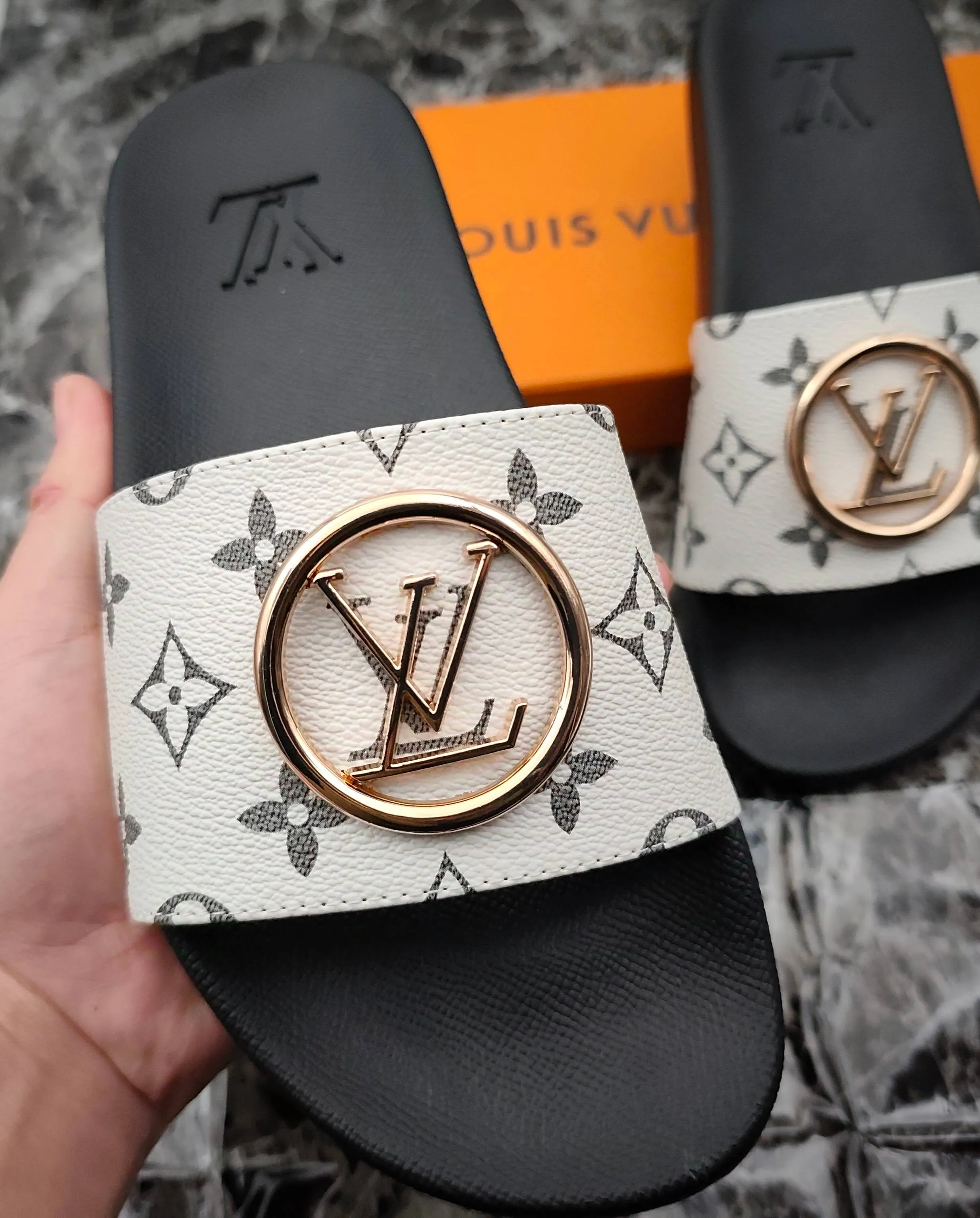 👟👟Ex-factory price 280👟👟 (available all year round) same style for men and women, size 35--48. Couple style🎗Louis Vuitton "LV" slippers, a much-anticipated one, so beautiful that it will melt your hearts❤! It is simply a masterpiece of extraordinary craftsmanship. It is a must-have for everyone. It is made by open mold. It feels Q-bounce and super soft on the feet. It is super delicate on the feet. It is an exclusive model. There are many layouts, so there is always one you like🎉🎉